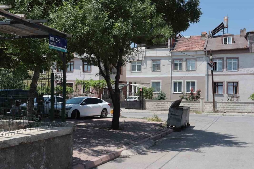 Çöpten ekmek toplayan kadın hayatının şokunu yaşadı! Havluya sarılmış halde... 5